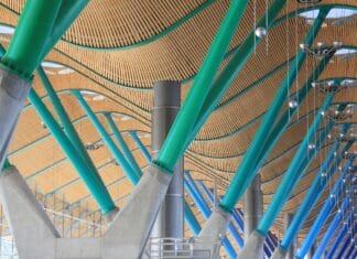 Automatyzacja w budowie stalowych konstrukcji – jak roboty zmieniają plac budowy?