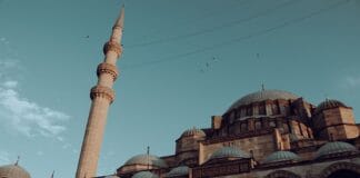 Meczet Sulejmana z minaretem na tle błękitnego nieba w Stambule