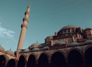 Najpiękniejsze meczety Stambułu – przewodnik po sakralnej architekturze Turcji Meczet Sulejmana z minaretem na tle błękitnego nieba w Stambule