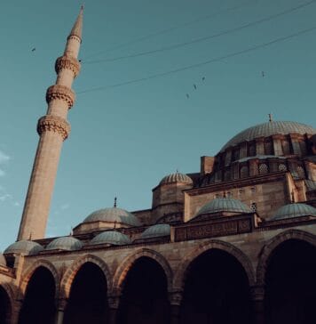 Meczet Sulejmana z minaretem na tle błękitnego nieba w Stambule