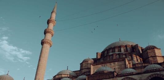 Meczet Sulejmana z minaretem na tle błękitnego nieba w Stambule