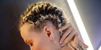 Piercing uszu w stylu curated ear: modna kompozycja kolczyków krok po kroku