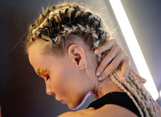 Piercing uszu w stylu curated ear: modna kompozycja kolczyków krok po kroku