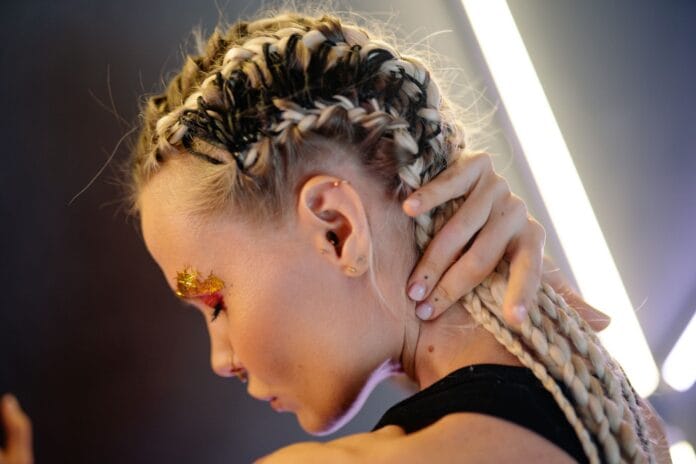 Piercing uszu w stylu curated ear: modna kompozycja kolczyków krok po kroku