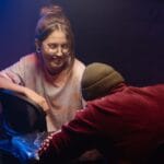 Tatuator projektuje wzór dla klienta w przytulnym studiu tatuażu