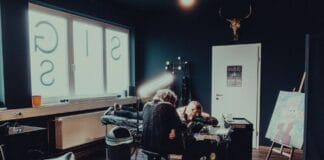 Tatuażysta przy pracy z klientem w nowoczesnym studiu tatuażu