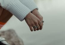 7 błędów w doborze ubrań do tatuaży na dłoniach i palcach 7 błędów w doborze ubrań do tatuaży na dłoniach i palcach